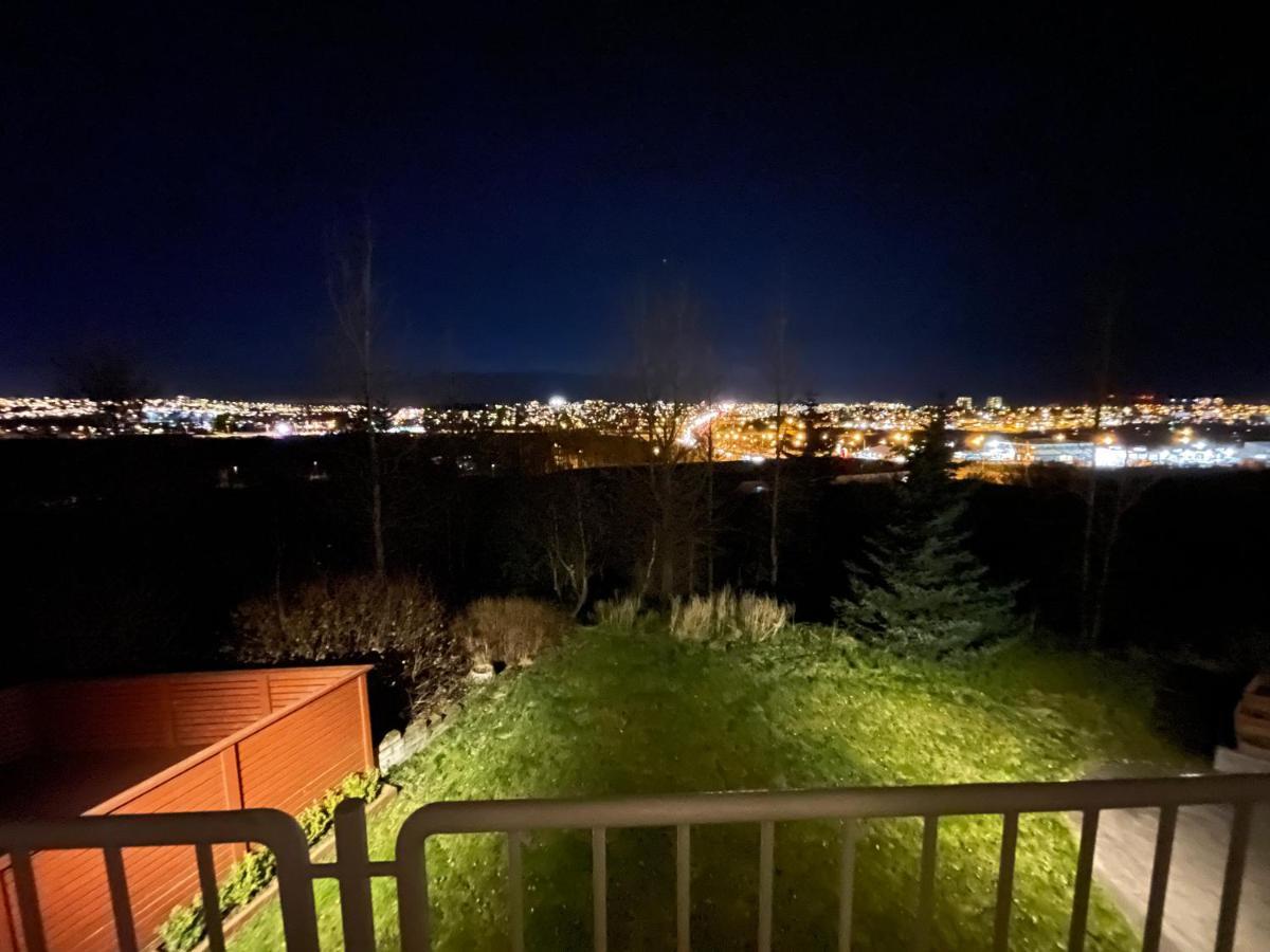 Big Villa Centrally Located In Рейкьявик Экстерьер фото
